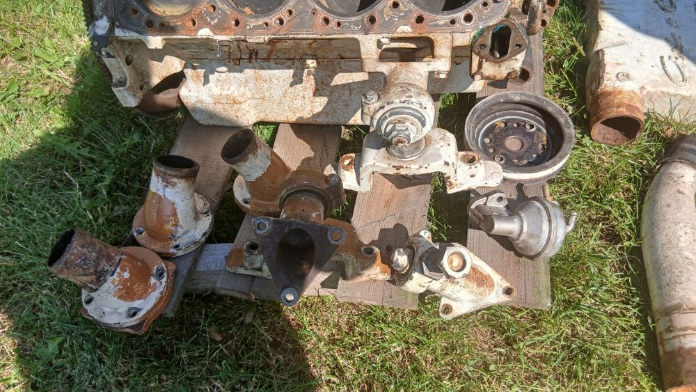 Silnik do łodzi V8 Marine Power Model 305K po rozmrożeniu