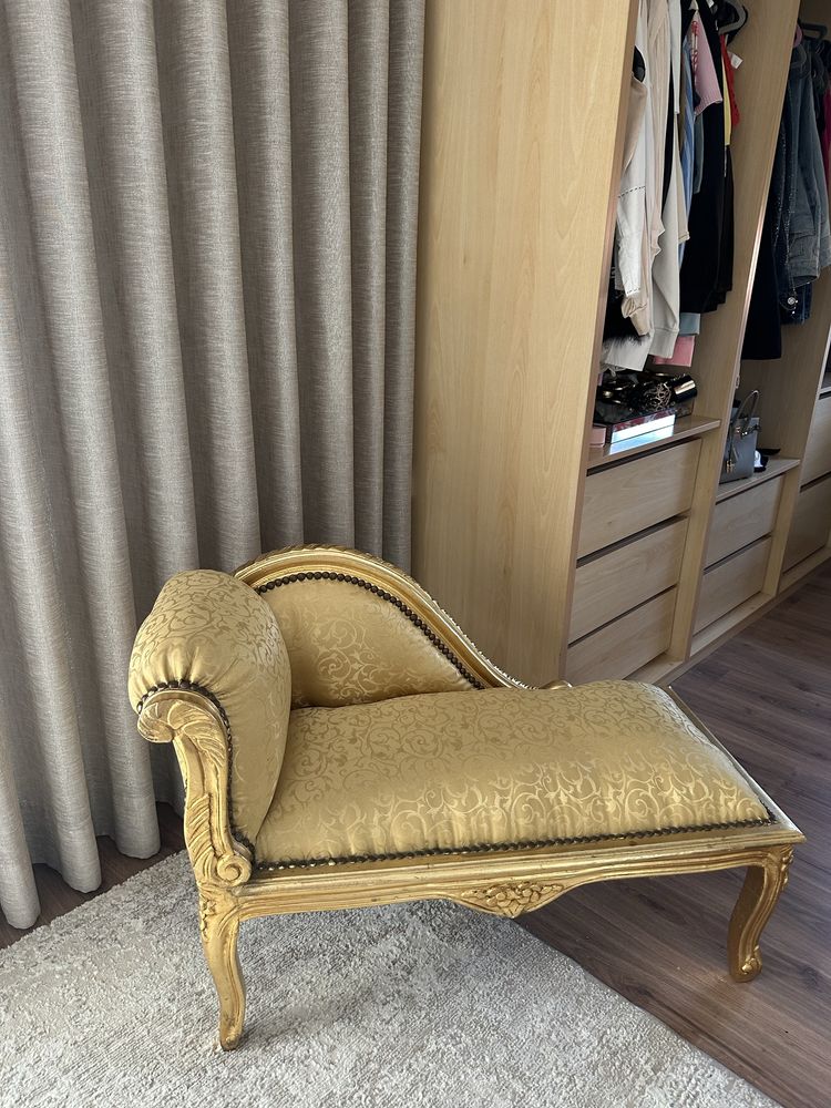 Canapé em dourado