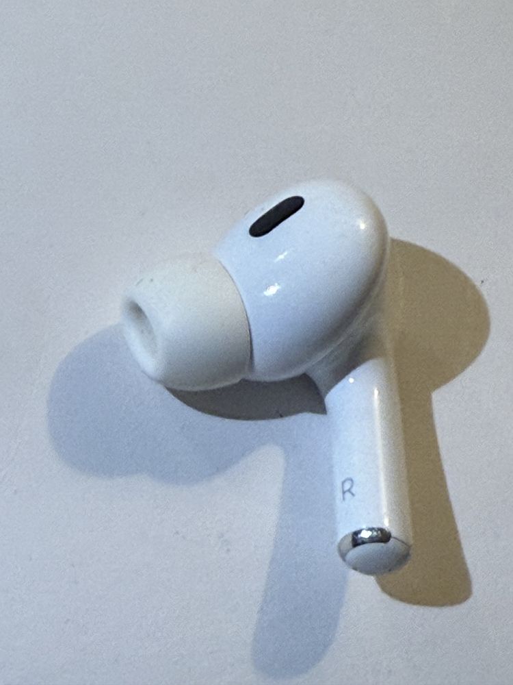 Продам один навушник без кейсу airpods pro 2 a2698