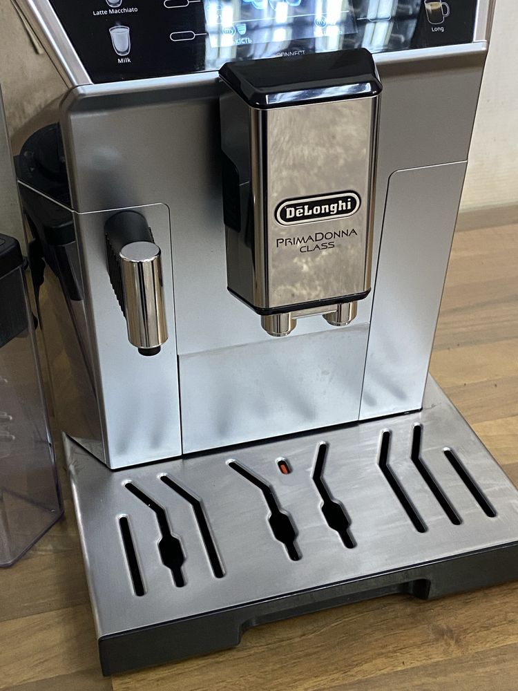 Кавоварка/кофемашина з Німеччини Delonghi PrimaDonna Class
