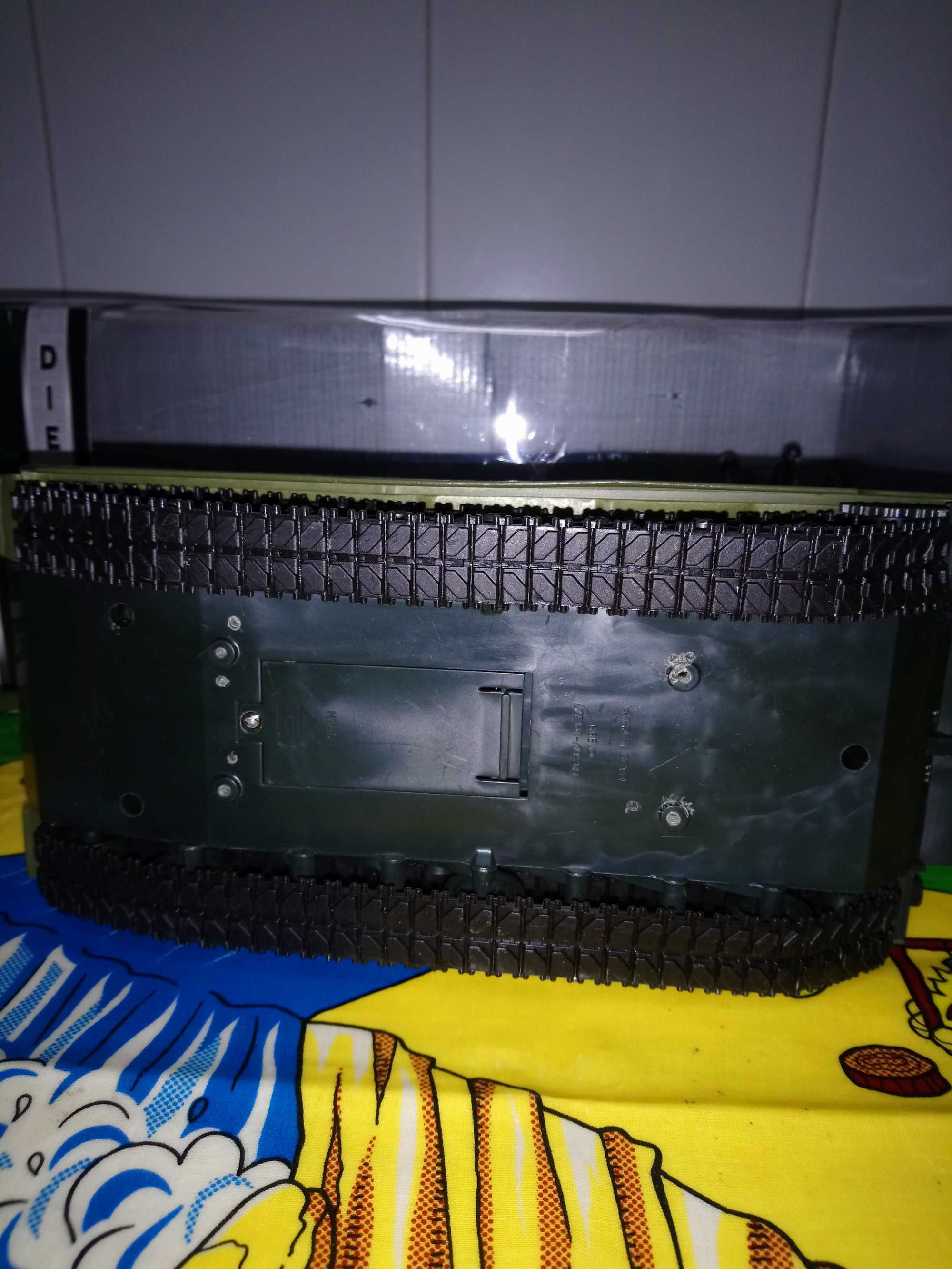 New Ray 1/32 - Tanque com figuras e caixa