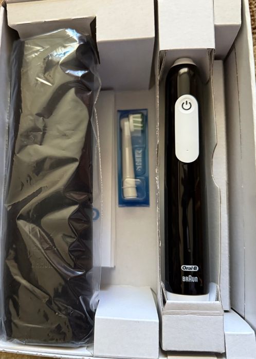 Електрична зубна щітка Oral-B Pro Series 1 Black з дорожнім футляром