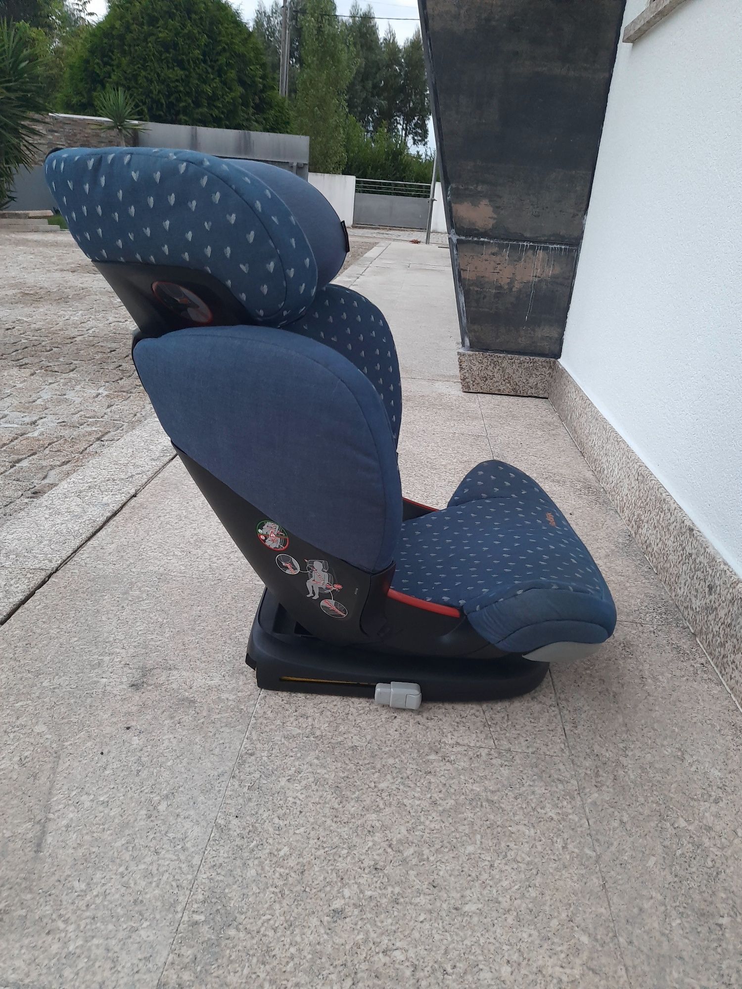 Cadeira automóvel com encosto de cabeça ajustável bebéconfort