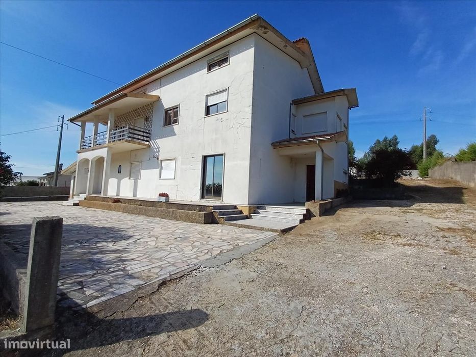 Casa T6 com Jardim, Piscina e Terraço em Oliveira do Hospital