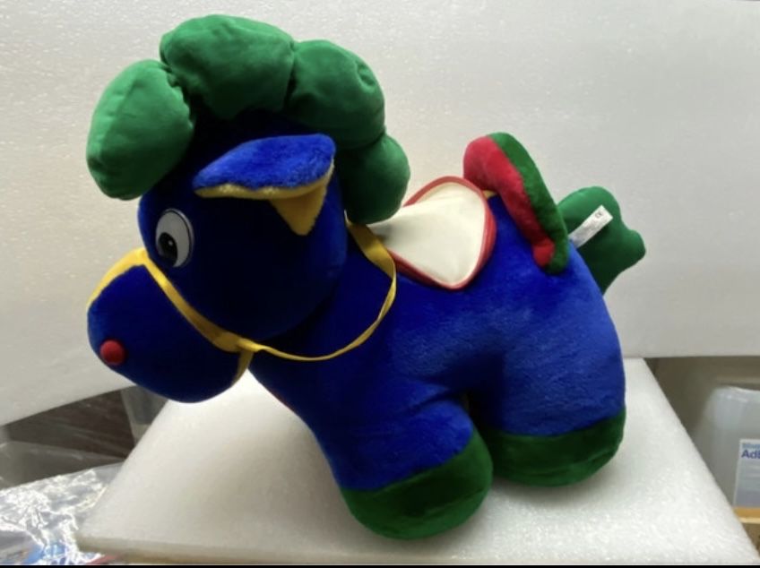 Cavalinho de montar em peluche