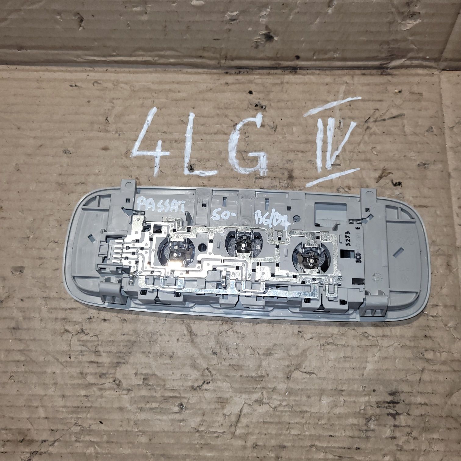 Lampka podsufitki oświetlenie wnętrza kabiny tył vw passat b6 b7 kombi