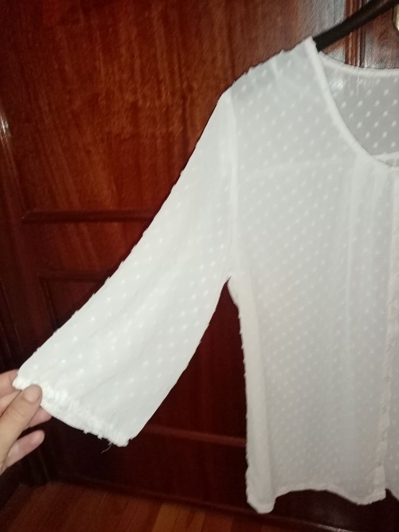 Blusa transparente com tecido as bolinhas