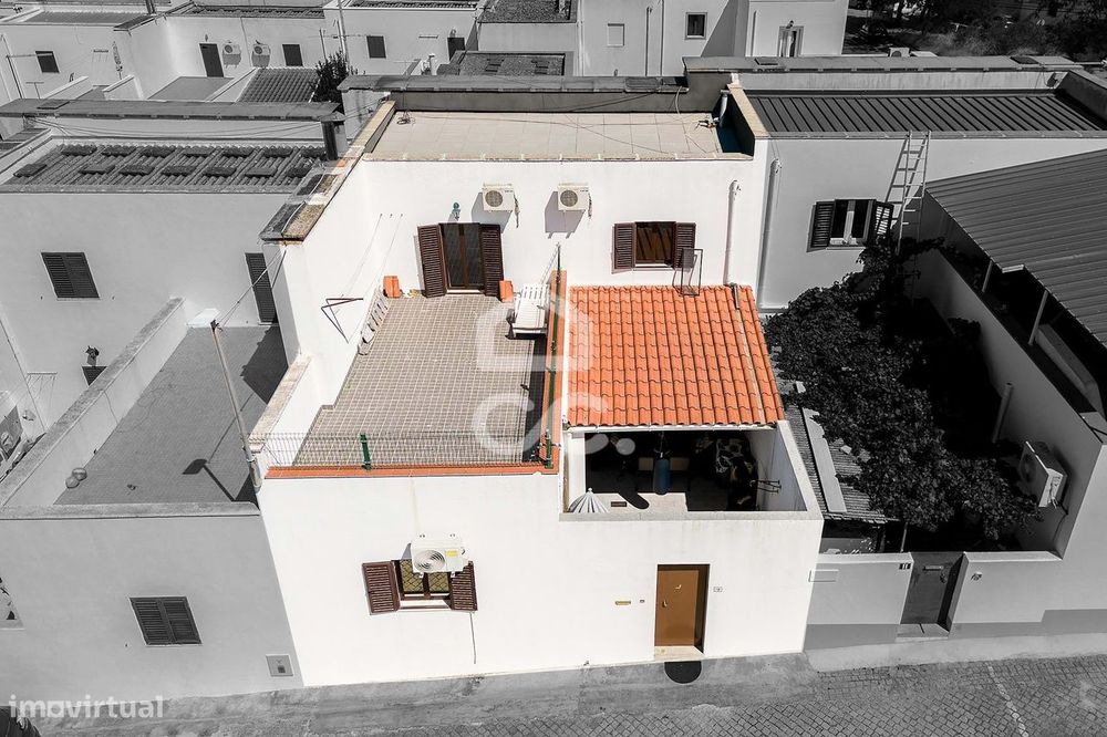 Moradia de R/C e 1º andar c/ Quintal e Terraço | Malagueira, Évora