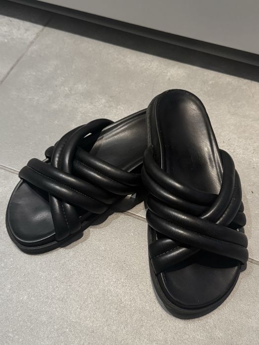 Czarne klapki z grubymi paskami – modne i wygodne