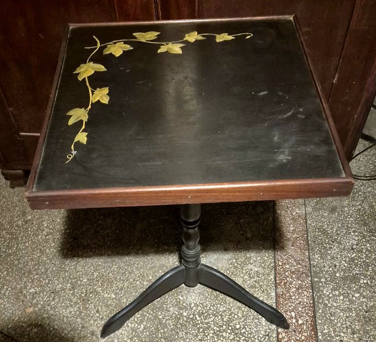 Stolik z ozdobnym blatem