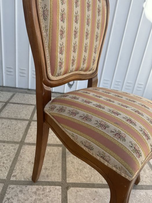 cadeira em madeira forrada em tecido