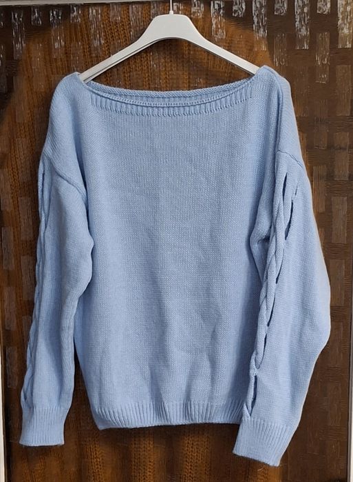 Sweterek damski błękitny z ażurowymi rękawami rękawem