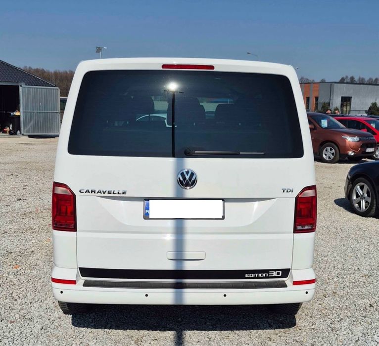 Wynajem busa VW Caravelle 9-osobowa wypożyczalnia transfer na lotnisko