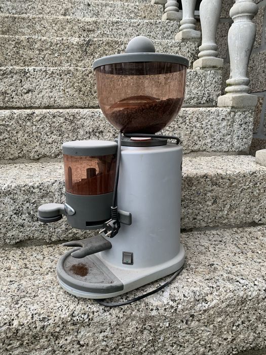 Moinho de cafe com mós grandes