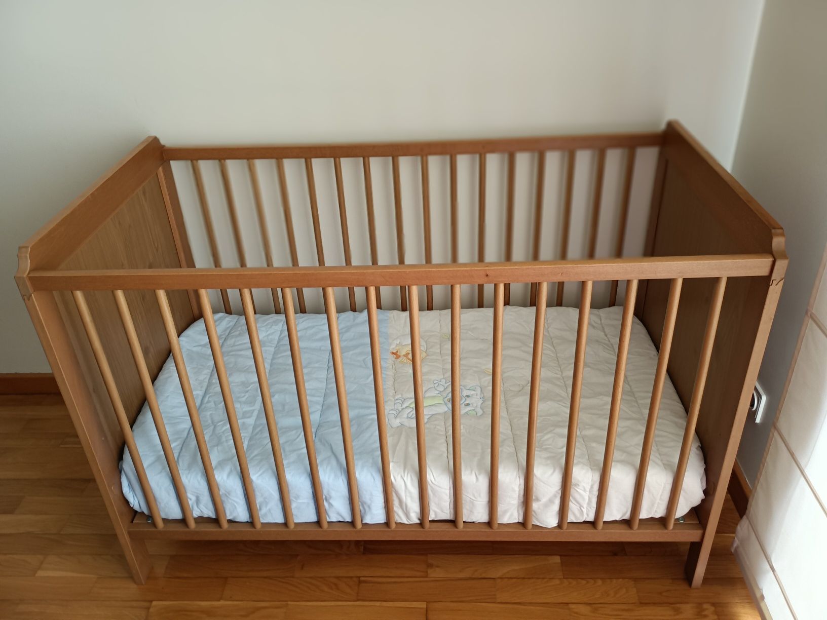 Cama/berço para bebé com oferta de colchão e edredão