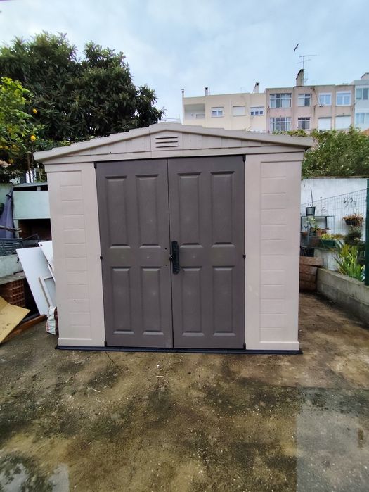 Abrigo jardim keter resina