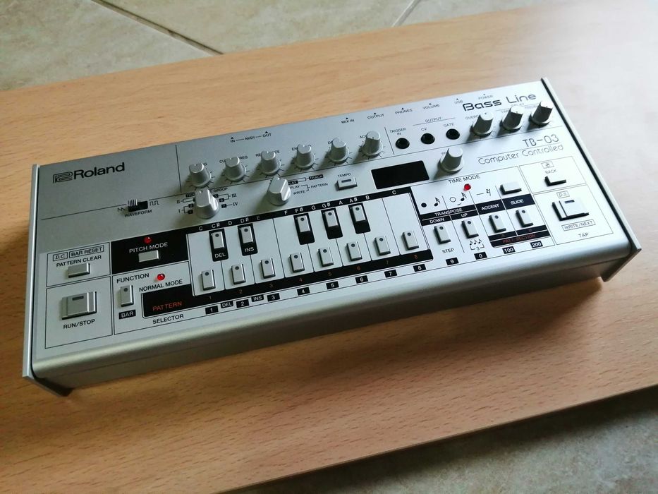 Sintetizador Roland TB-03 Bass Line (Novo)