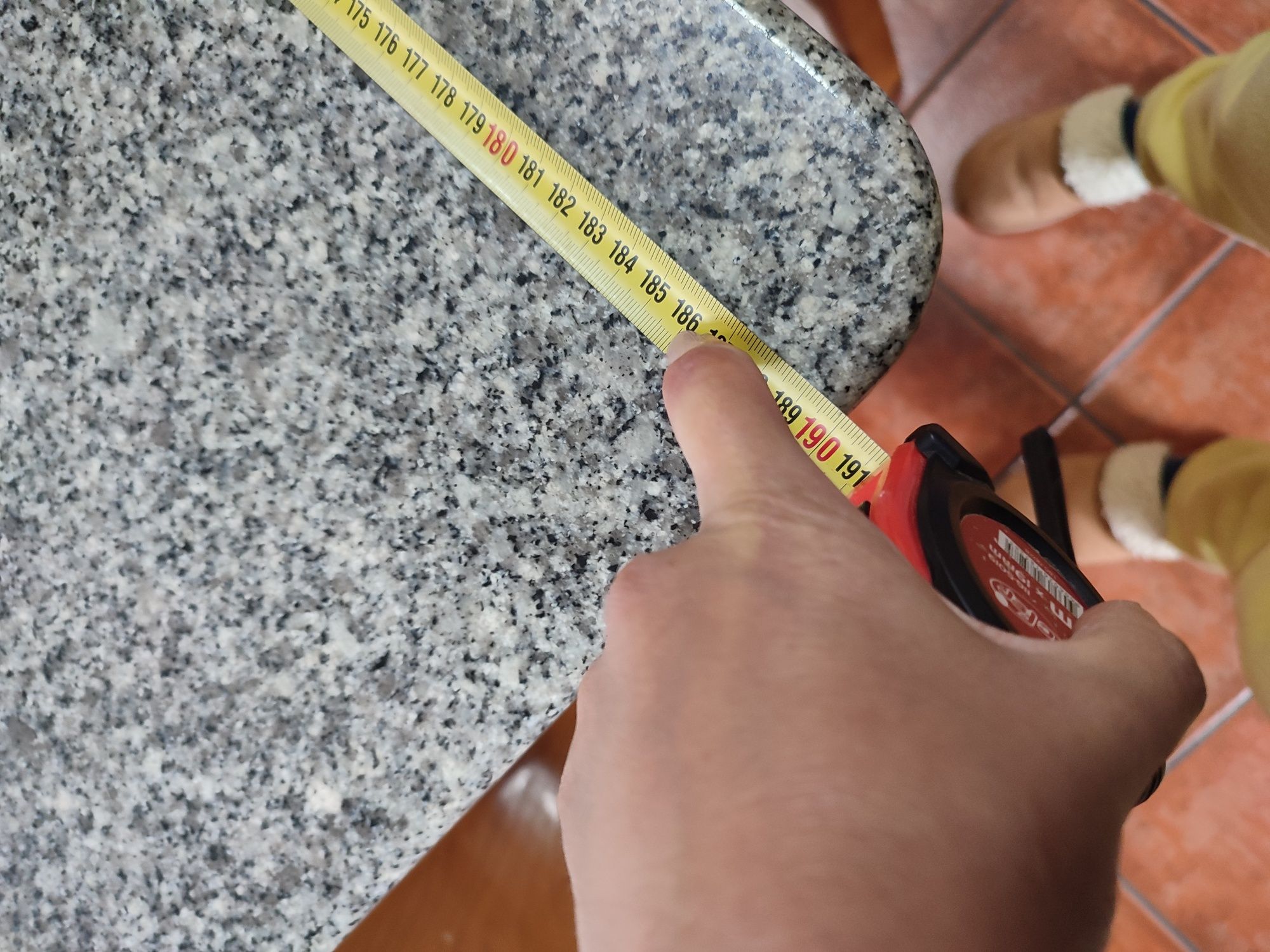 Mesa de Mármore e 8 cadeiras madeira maciça