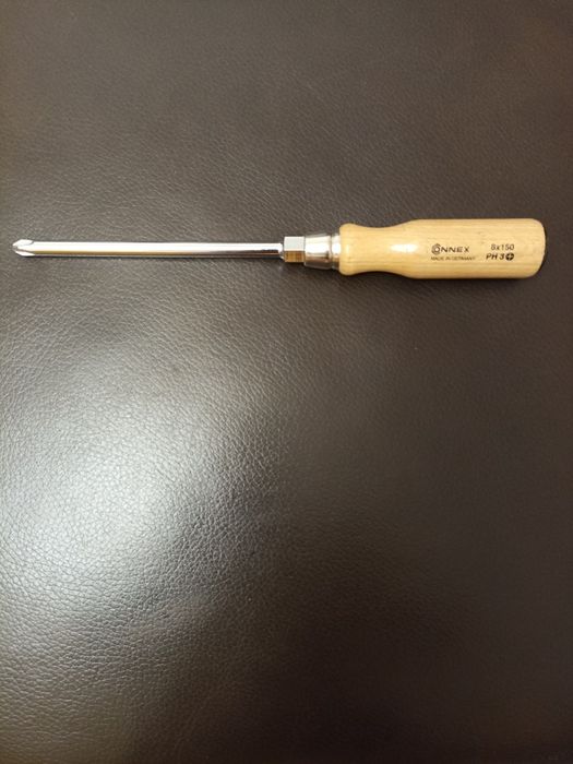 Отвёртка из качественного металла.