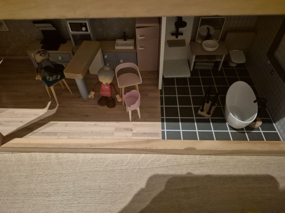 Drewniany domek dla lalek z mebelkami lidl