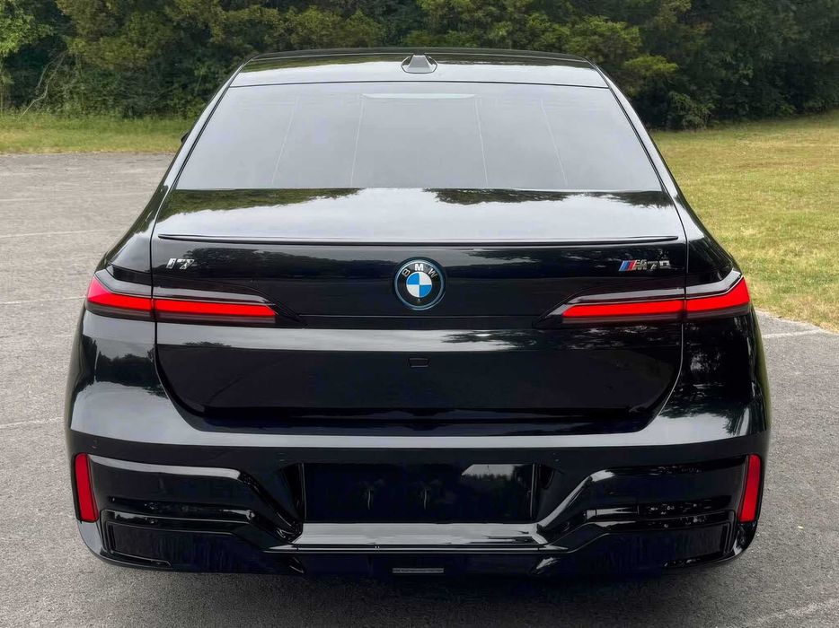 BMW i7 M70      2024