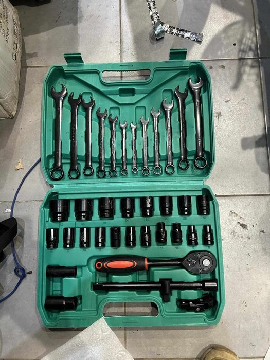 Zestaw kluczy płaskich i nasadowych