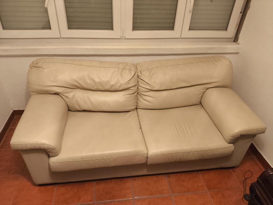 Sofá em Pele Bege – Confortável e Bem Tratado