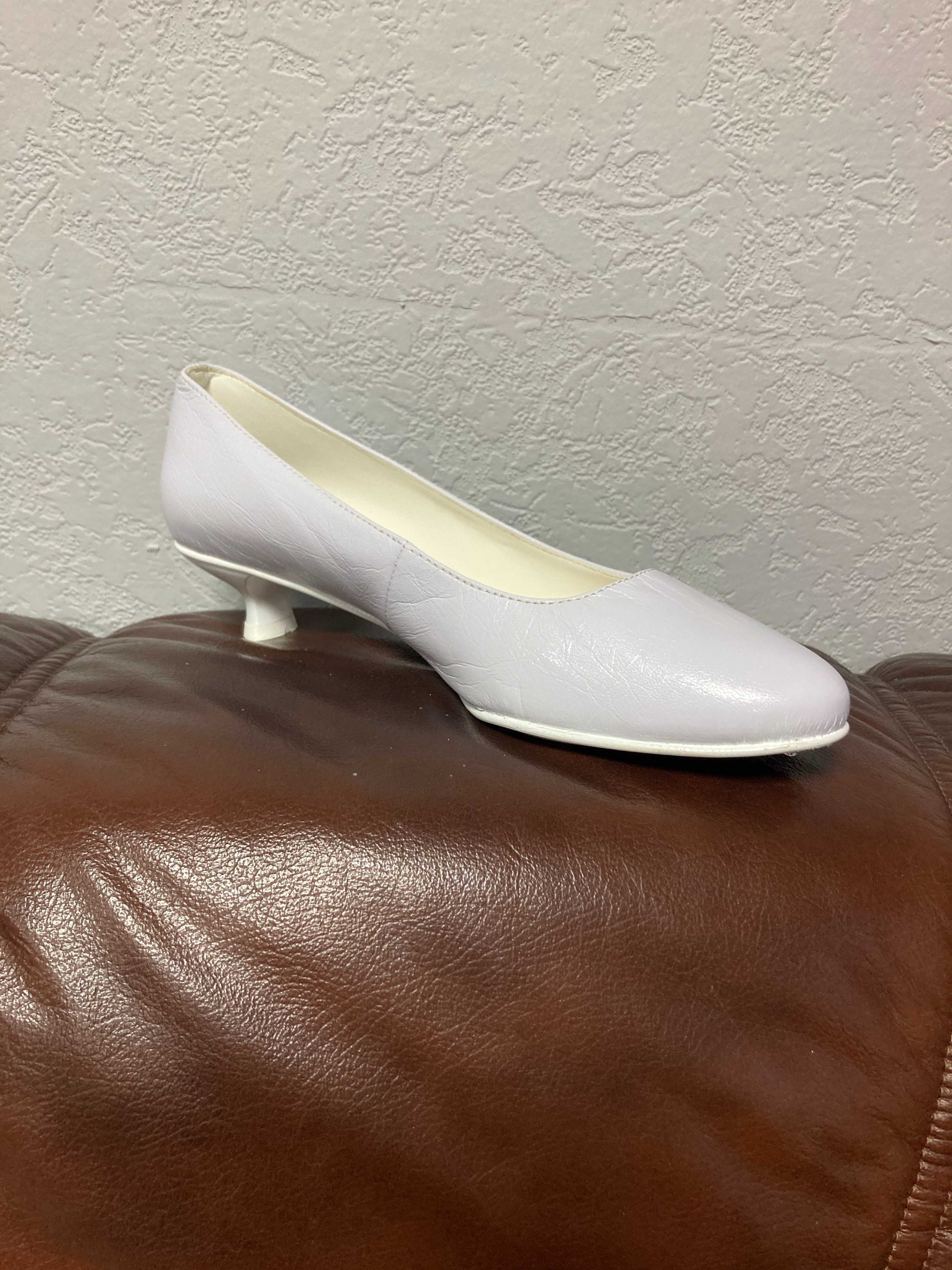 Nowe buty, czółenka białe r. 39, wys. 3 cm, wyprzedaż