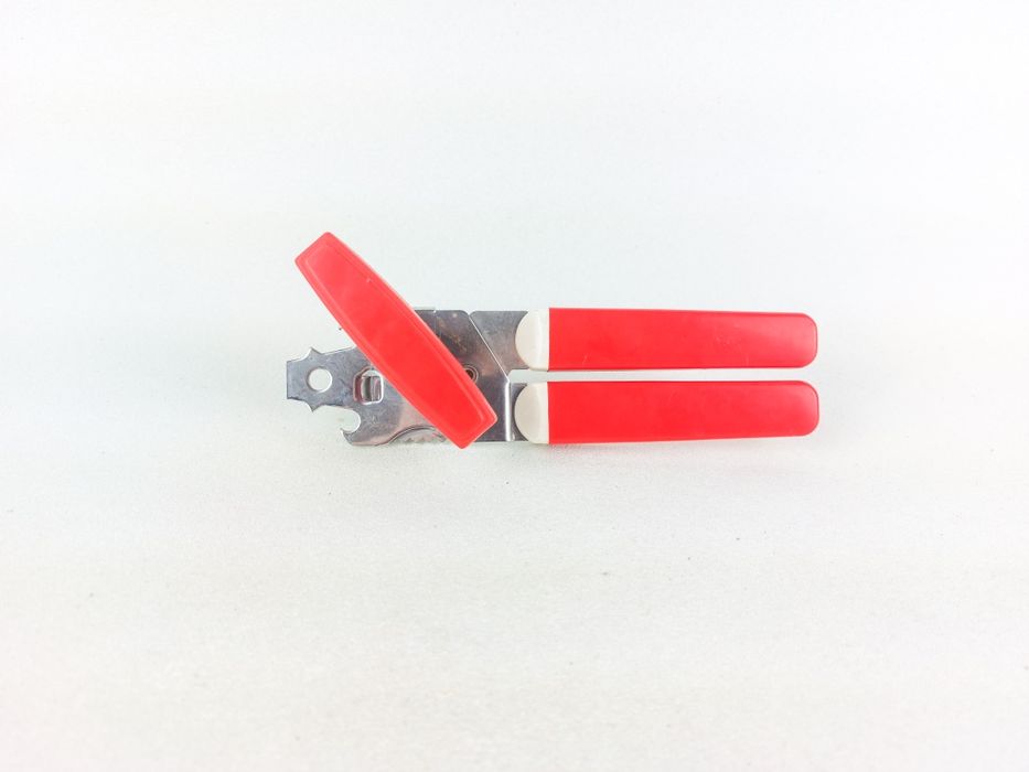 Otwieracz do konserw oraz butelek