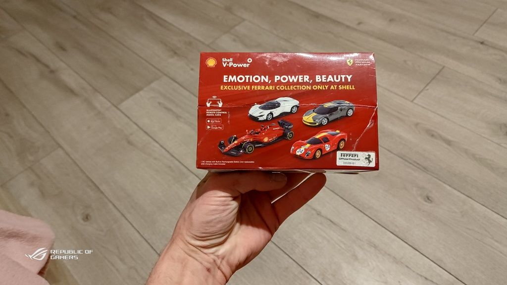 Model Ferrari sterowany przez bluetooth