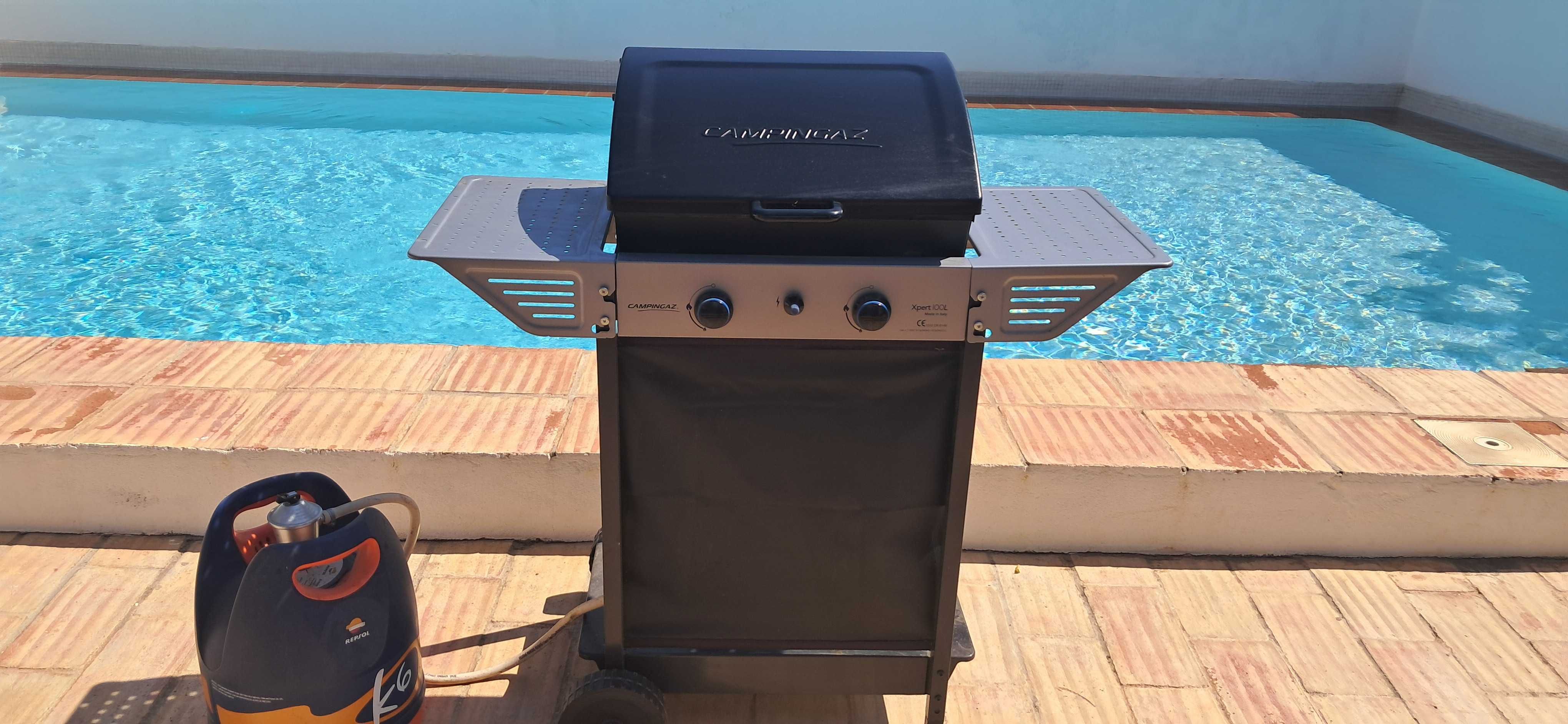 Barbecue grelhador com garrafa de gás