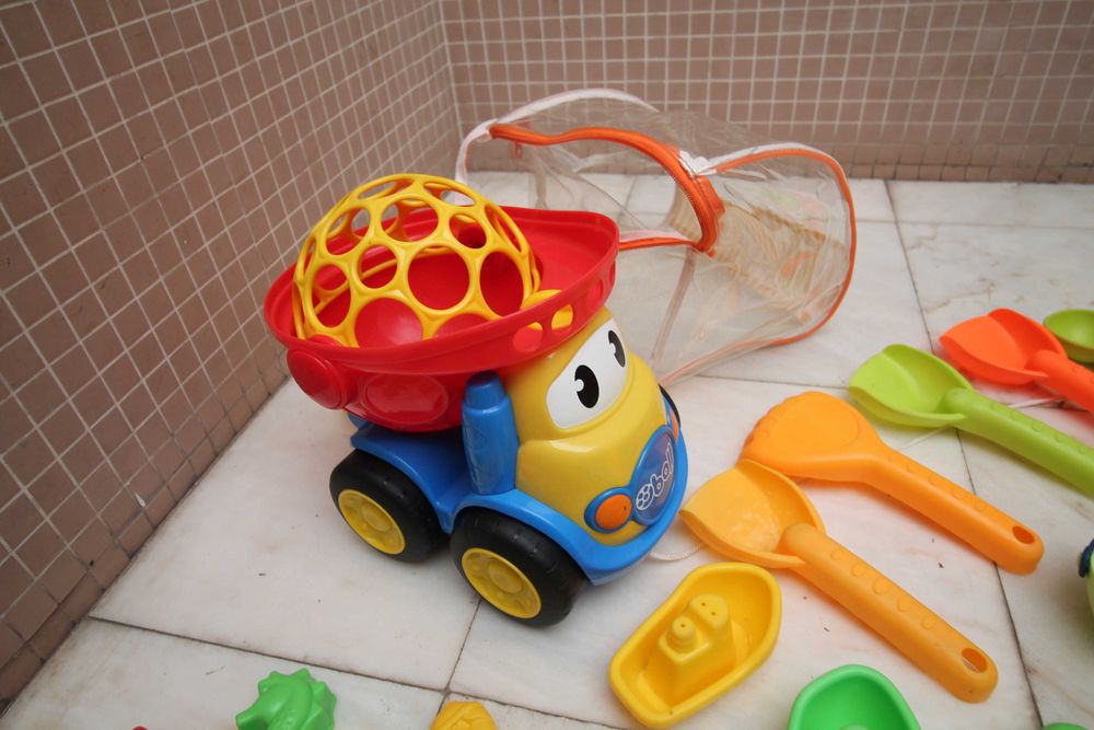 brinquedos praia criança
estão como novos