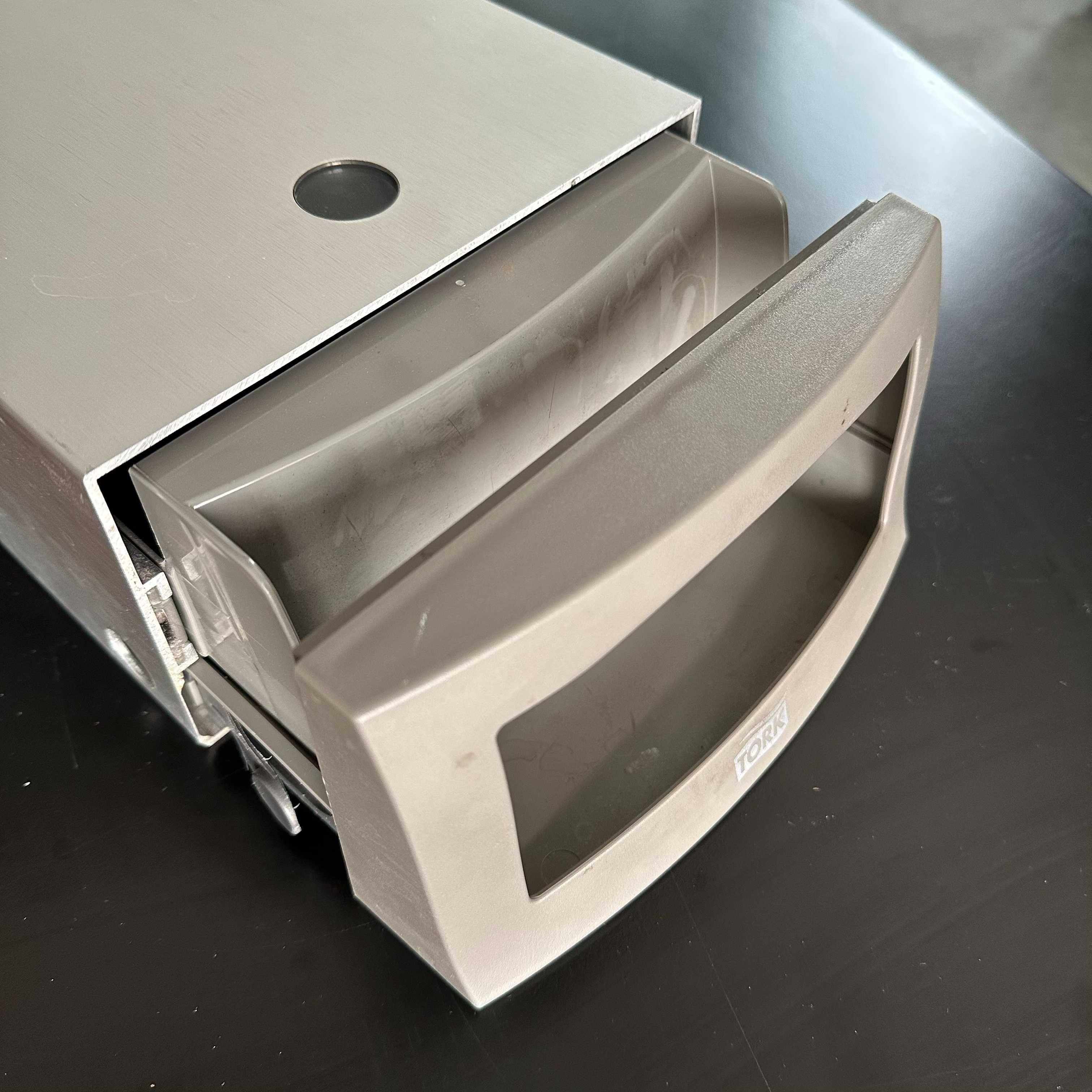 Dyspenser do serwetek TORK N1 – aluminiowy, kompaktowy