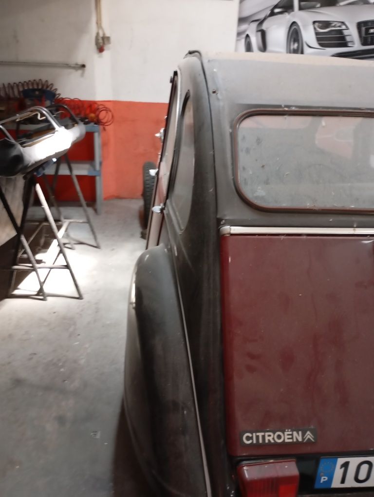 Citroen 2cv com pancada na frente