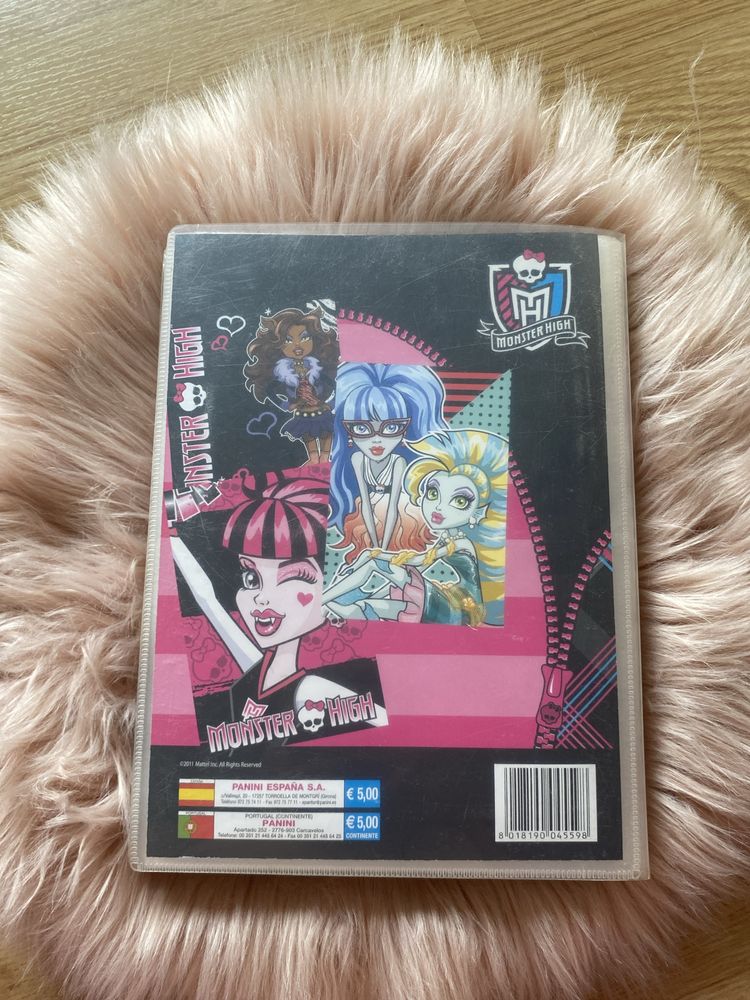 Caderneta Monster High Completa