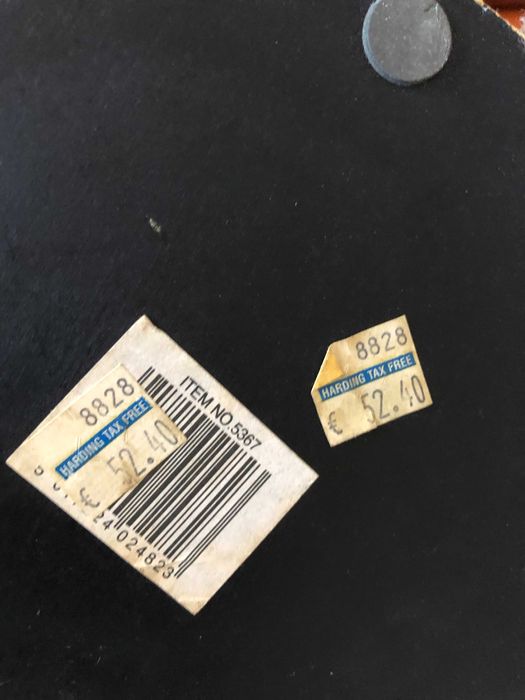 Relógio com estátua de pinguins