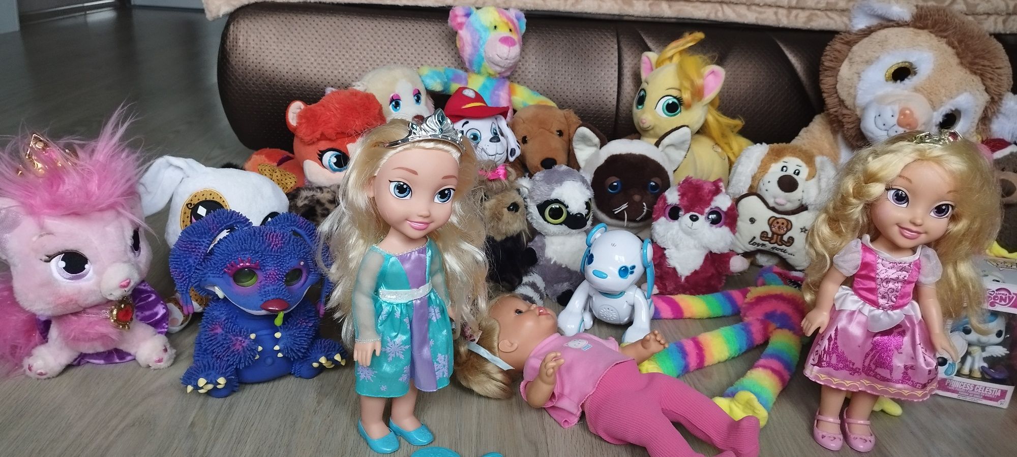 Много разных мягких игрушек,куклы
