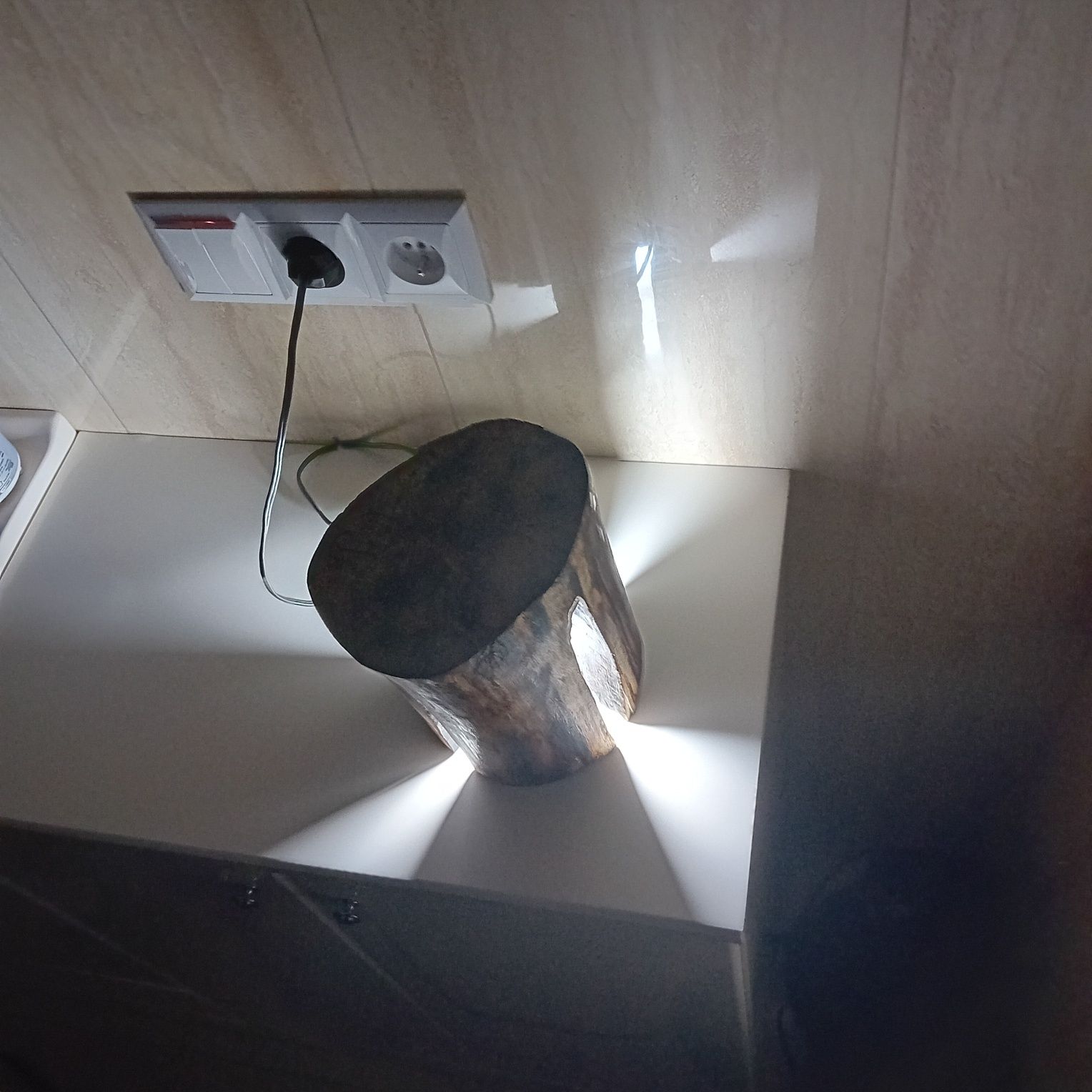 Lampka nocna z drewna piękna