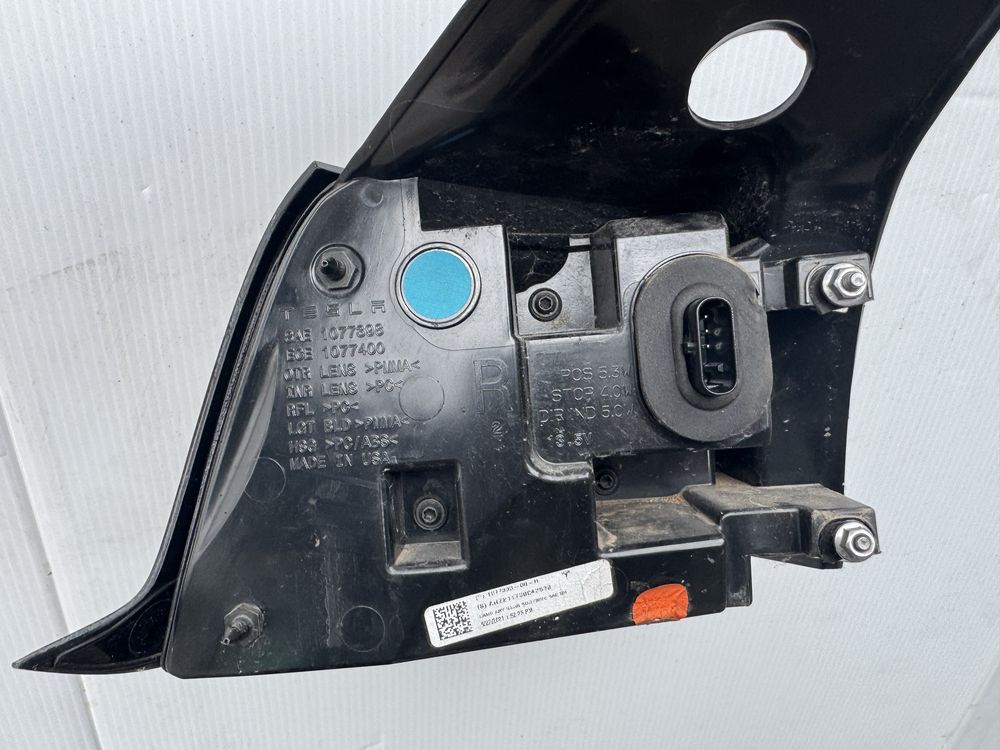 Tesla 3 фонарі задні
