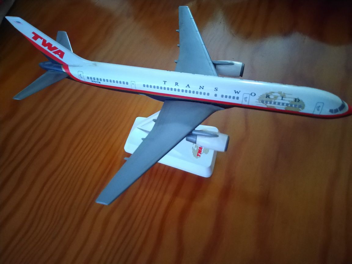 Avião TWA Boeing 757-200 escala 1/200 coleção