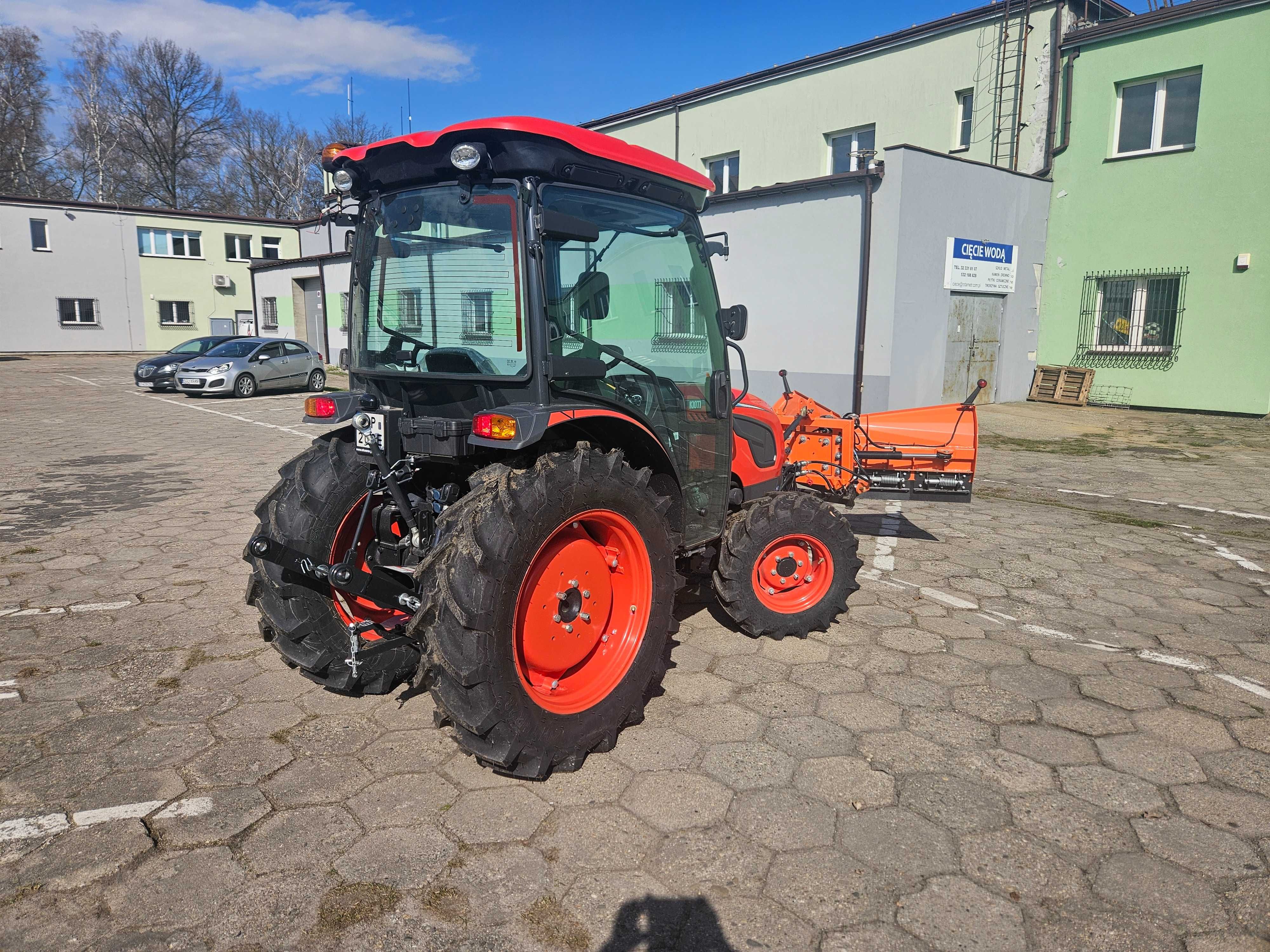 Ciągnik Kioti DK 6020  z pługiem 57 mg