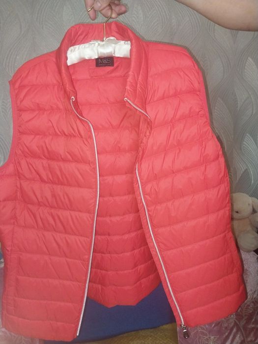 Пухова жилетка в гарному стані