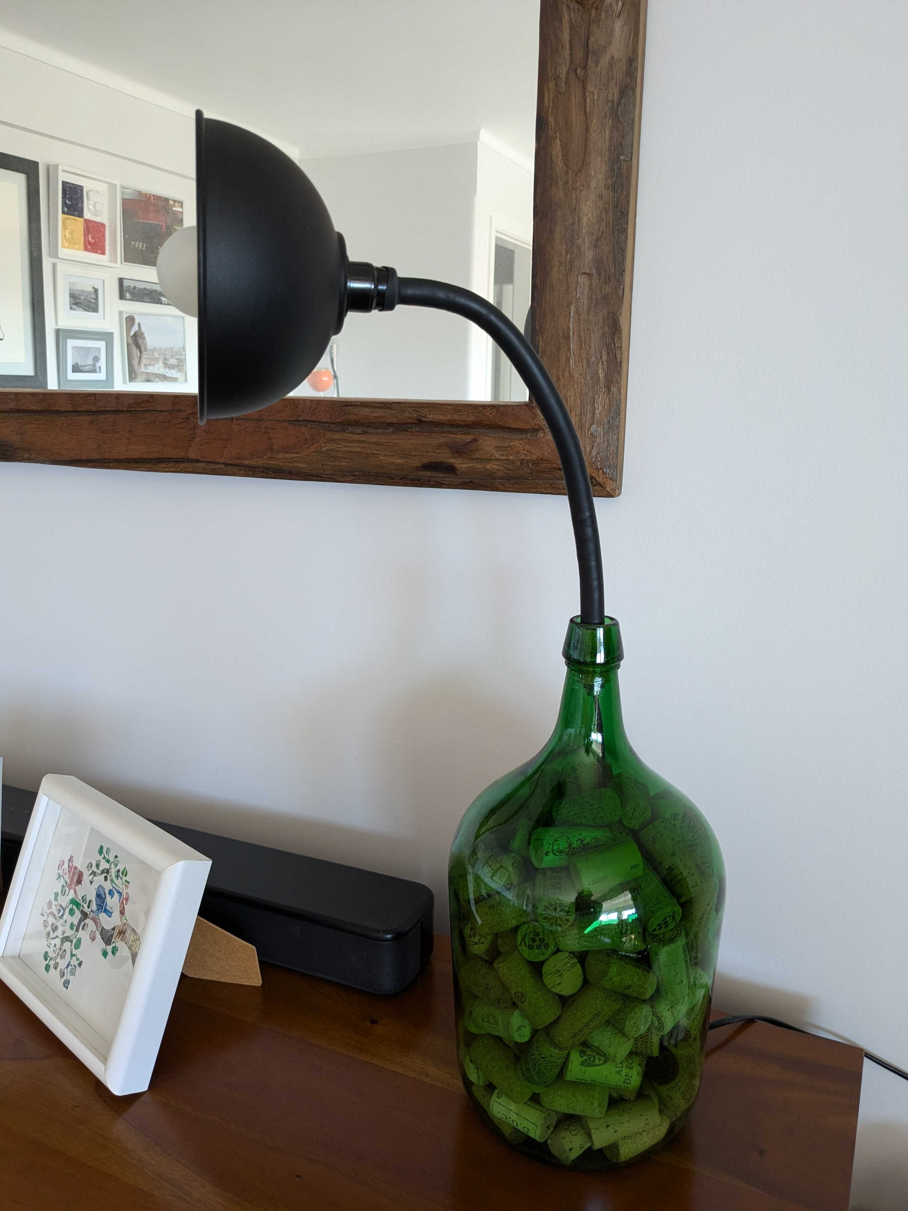 Candeeiro Articulado em Garrafão Verde – Design Sustentável com Estilo