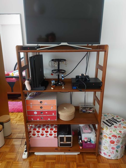Mobília de quarto usada, resistente e conservada