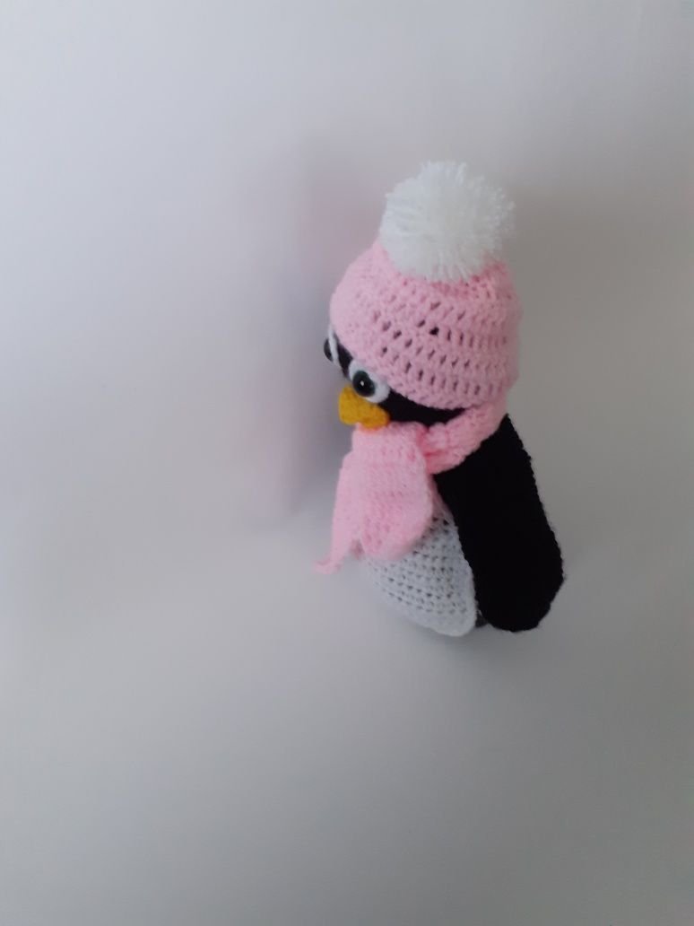 Pluszak pingwinek na szydełku hand made prezent na dzień dziecka