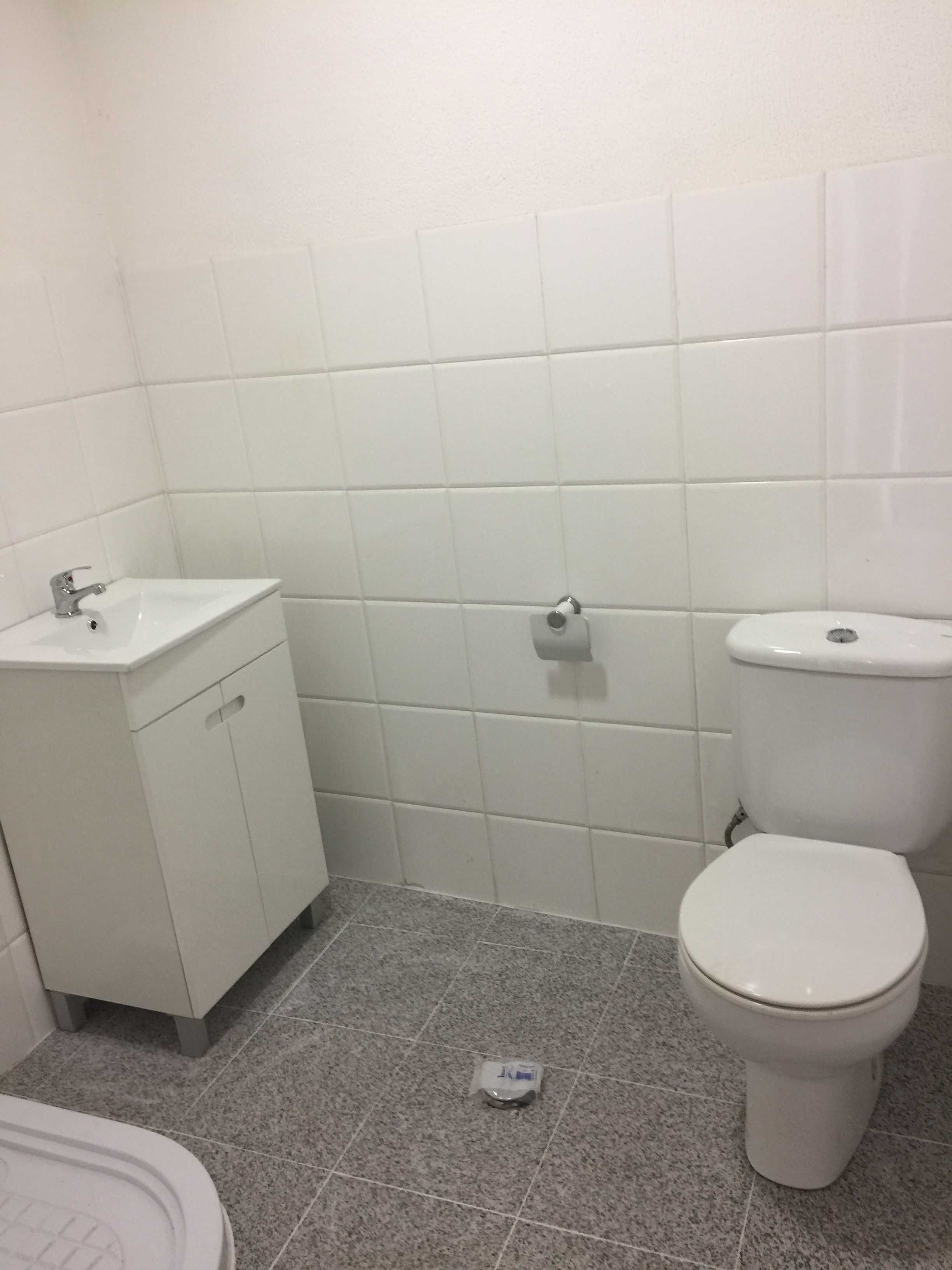Almada, T2 sendo r/c com cozinha semi equipada
