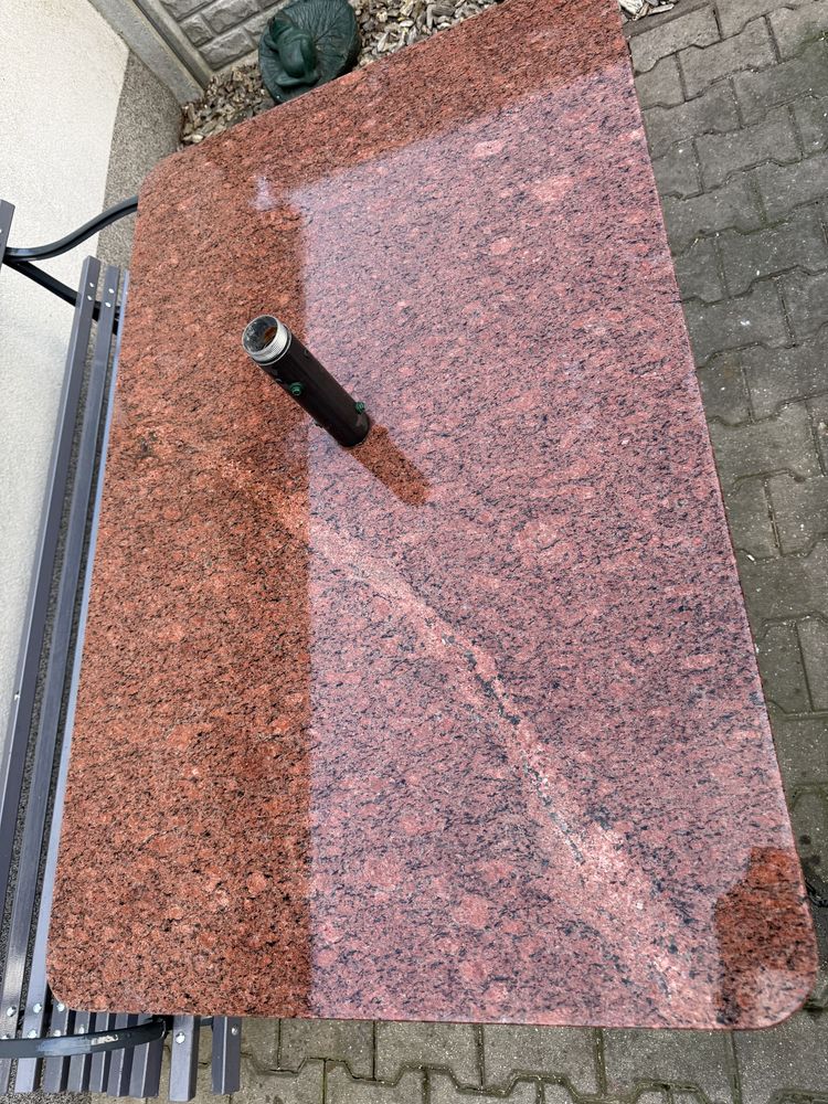 Stól z blatem granitowym