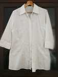 Camisa branca de algodão com bordados.