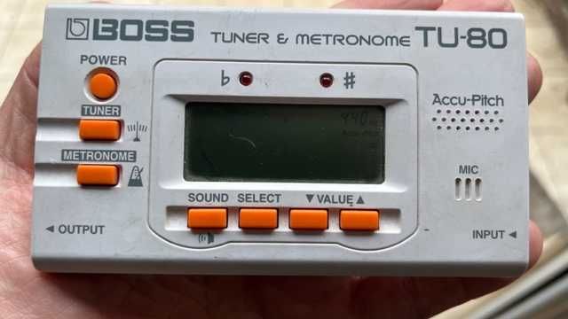 Tuner Boss TU-80 z metronomem