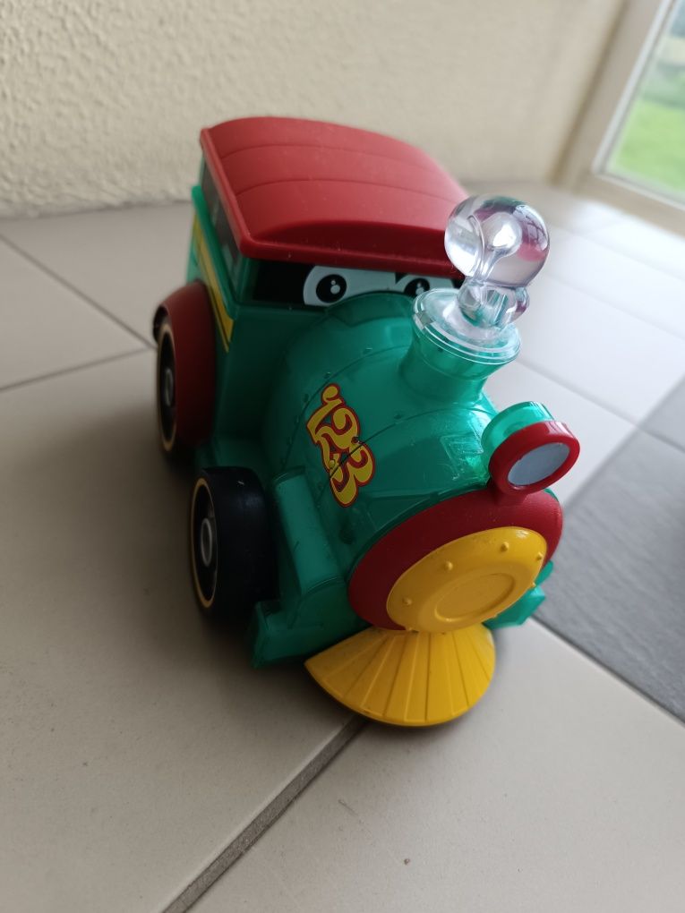 Comboio e piano a pilhas